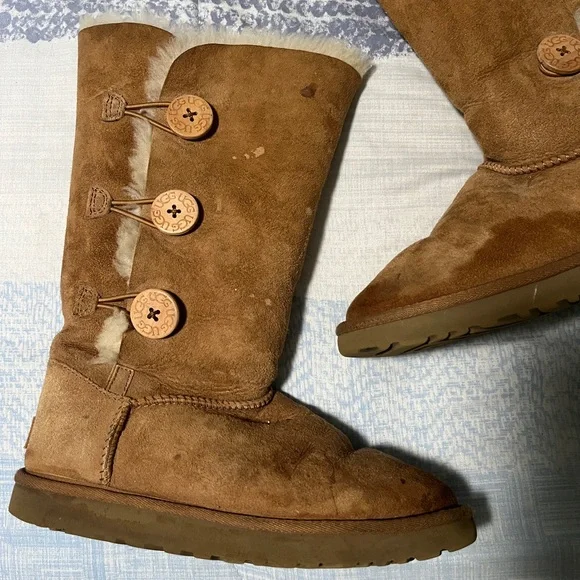 USED** UGG. 7 Bailey Button Triplet II Tall Sheepskin Wool Boots in Chestnut - Picture 2 of 11